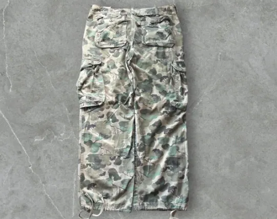 Pantalones anchos con estampado militar de estilo skater