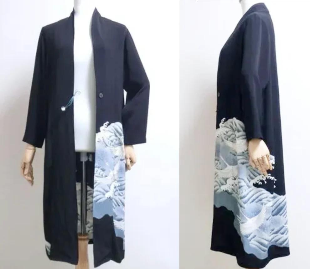 Prenda exterior de seda con estampado de grullas y olas, cuello abierto y corte recto.