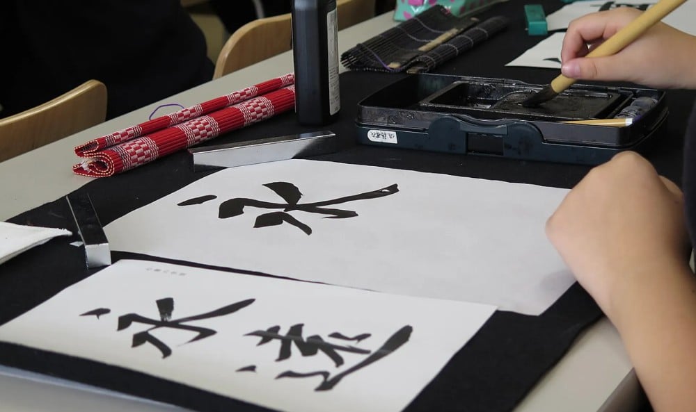 crian&ccedil;a praticando shodo