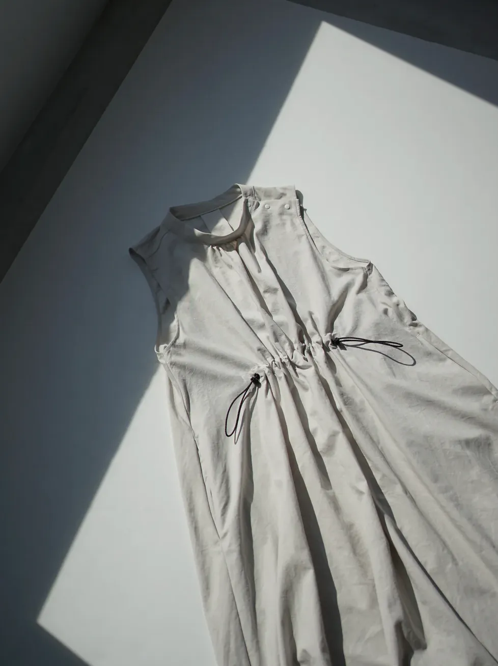 Robe en nylon gris clair