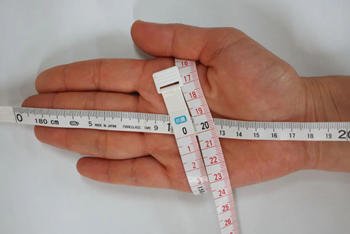 How to fit leather driving gloves correctly: a snug, precise fit without restricting movement