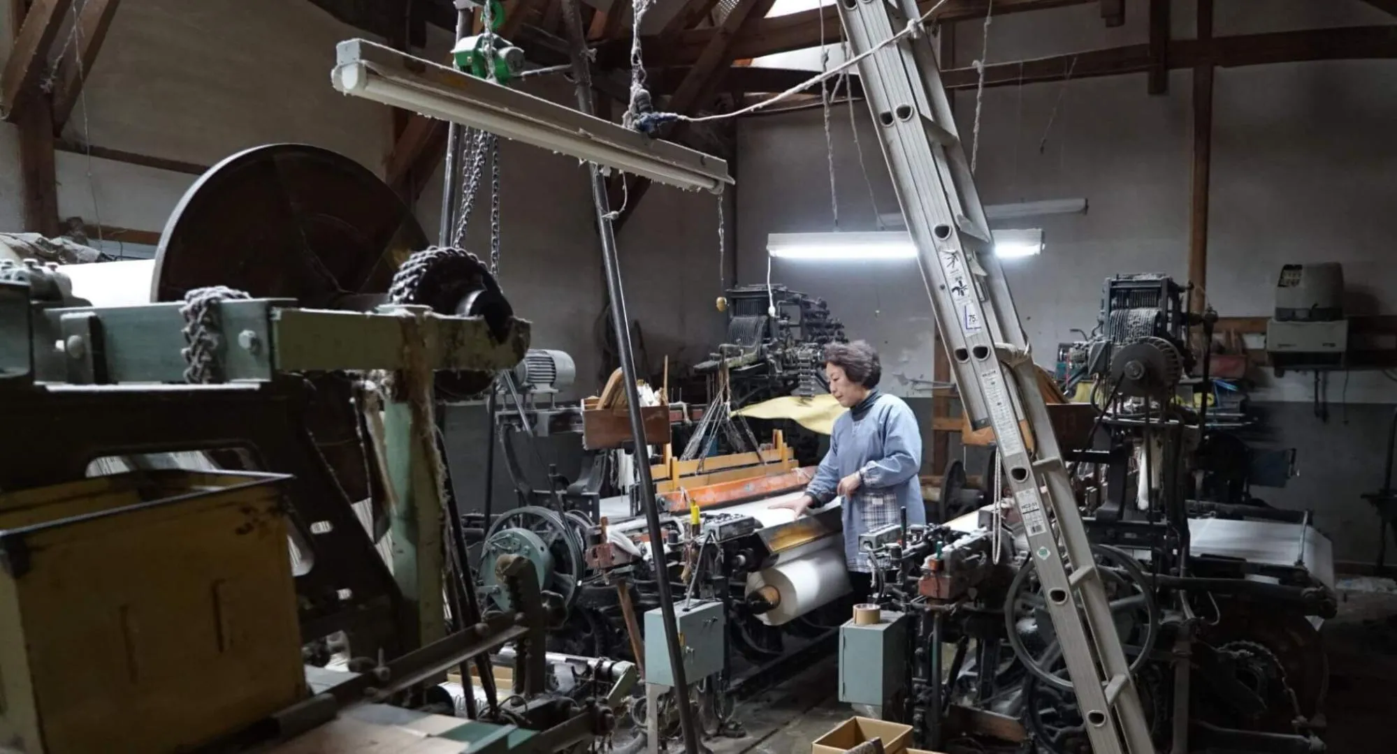 Vintage mechanical shuttle looms