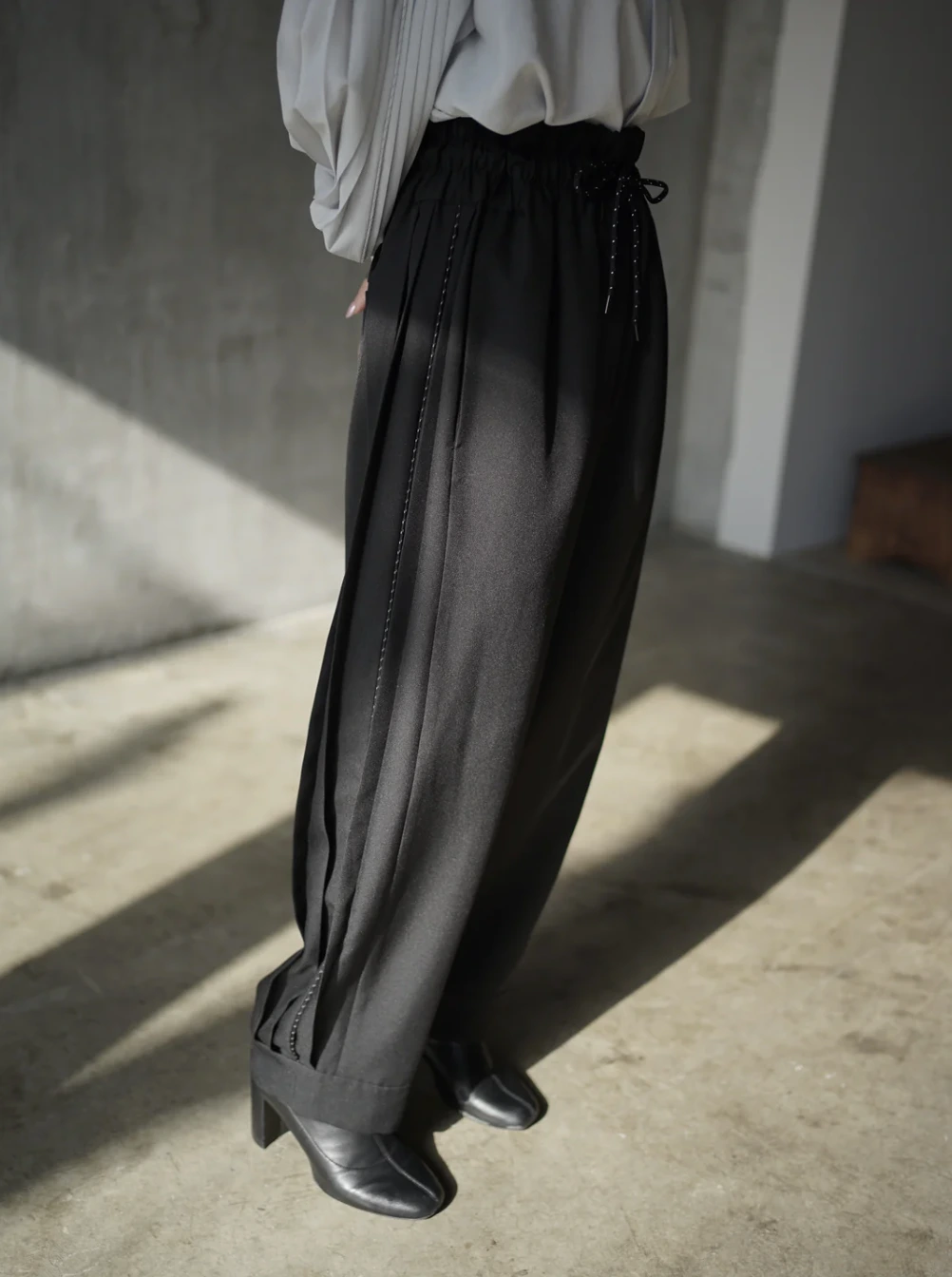 Pantalon noir pliss&eacute; Itochi