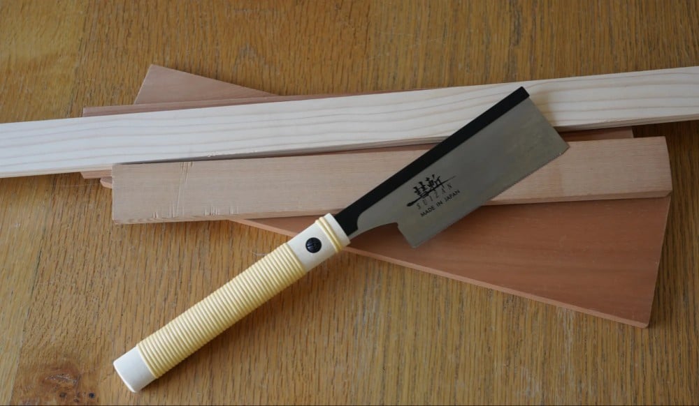 Sierra japonesa con mango recto