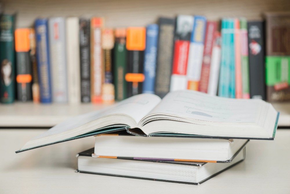 підручники біля книжкової полиці